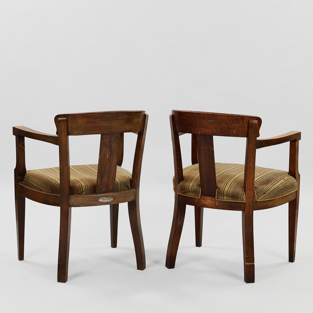 DANSK SNEDKERMESTER. Par armstole af bejdset bøg, 1930-40'erne. Givet i gave fra Carlsberg. (2).