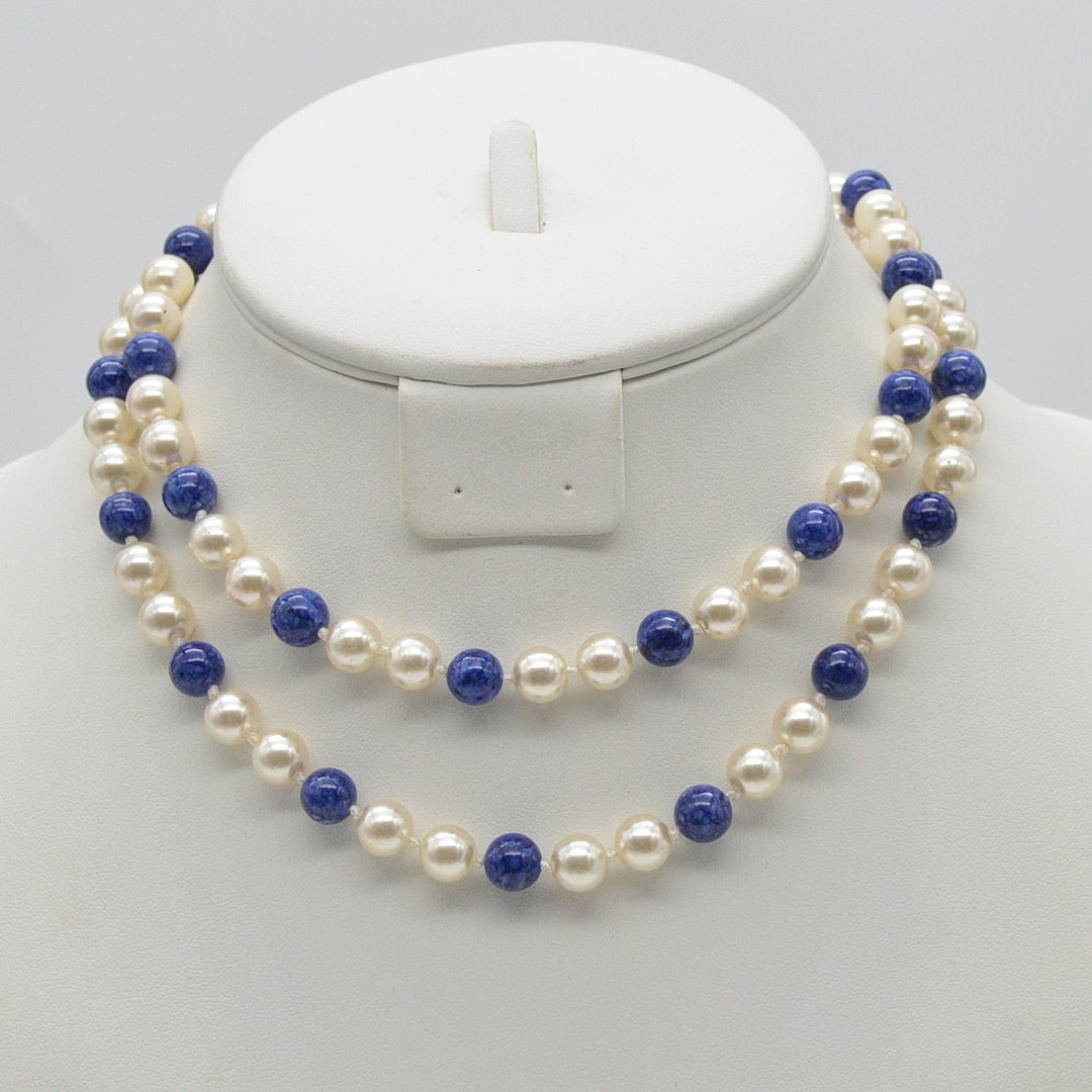 LANGES COLLIER MIT PERLENIMITAT, BLAU UND WEIS VERGOLDETER VERSCHLUSS, VINTAGE, CA. 78 CM.