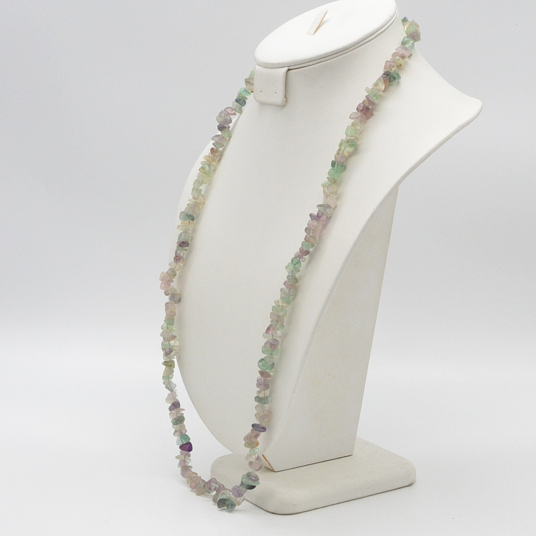 EDELSTEINCOLLIER AUS FLUORIT, VON VIOLETT BIS GRÜN, NATURBELASSENE FORM, HANDPOLIERTE OBERFLÄCHE, ENDLOSKETTE, VINTAGE, CA. 80 CM.