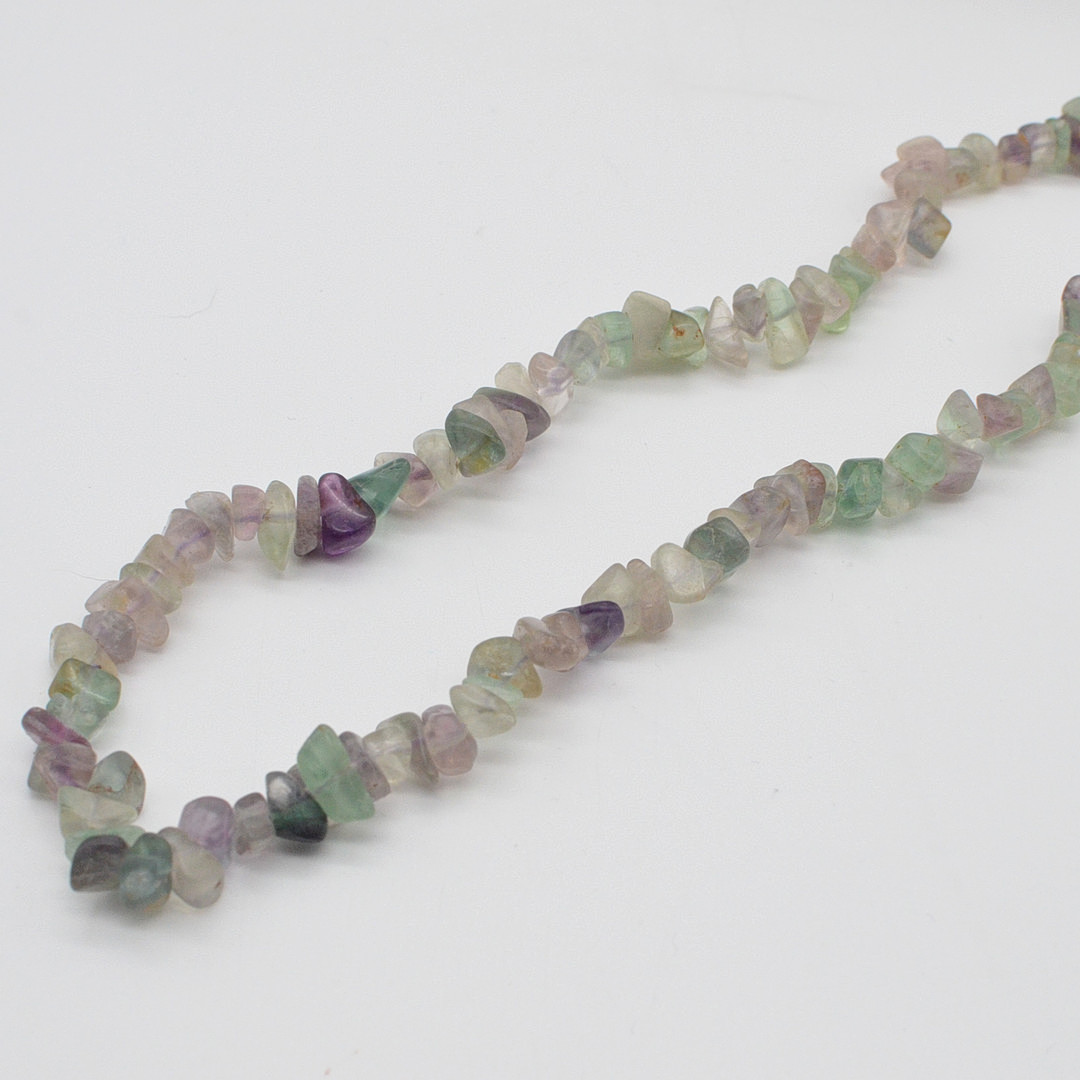 EDELSTEINCOLLIER AUS FLUORIT, VON VIOLETT BIS GRÜN, NATURBELASSENE FORM, HANDPOLIERTE OBERFLÄCHE, ENDLOSKETTE, VINTAGE, CA. 80 CM.