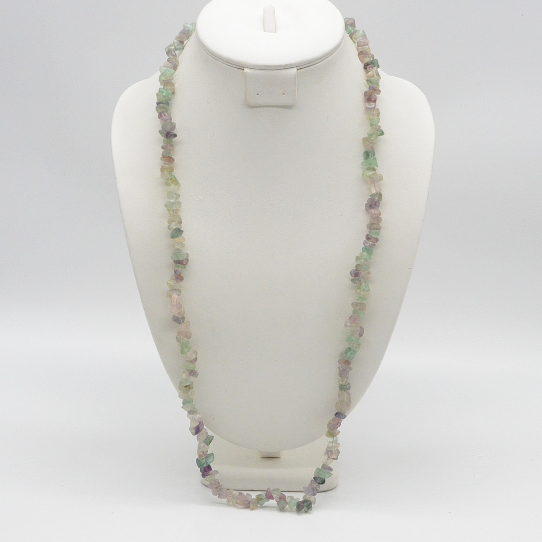 EDELSTEINCOLLIER AUS FLUORIT, VON VIOLETT BIS GRÜN, NATURBELASSENE FORM, HANDPOLIERTE OBERFLÄCHE, ENDLOSKETTE, VINTAGE, CA. 80 CM.
