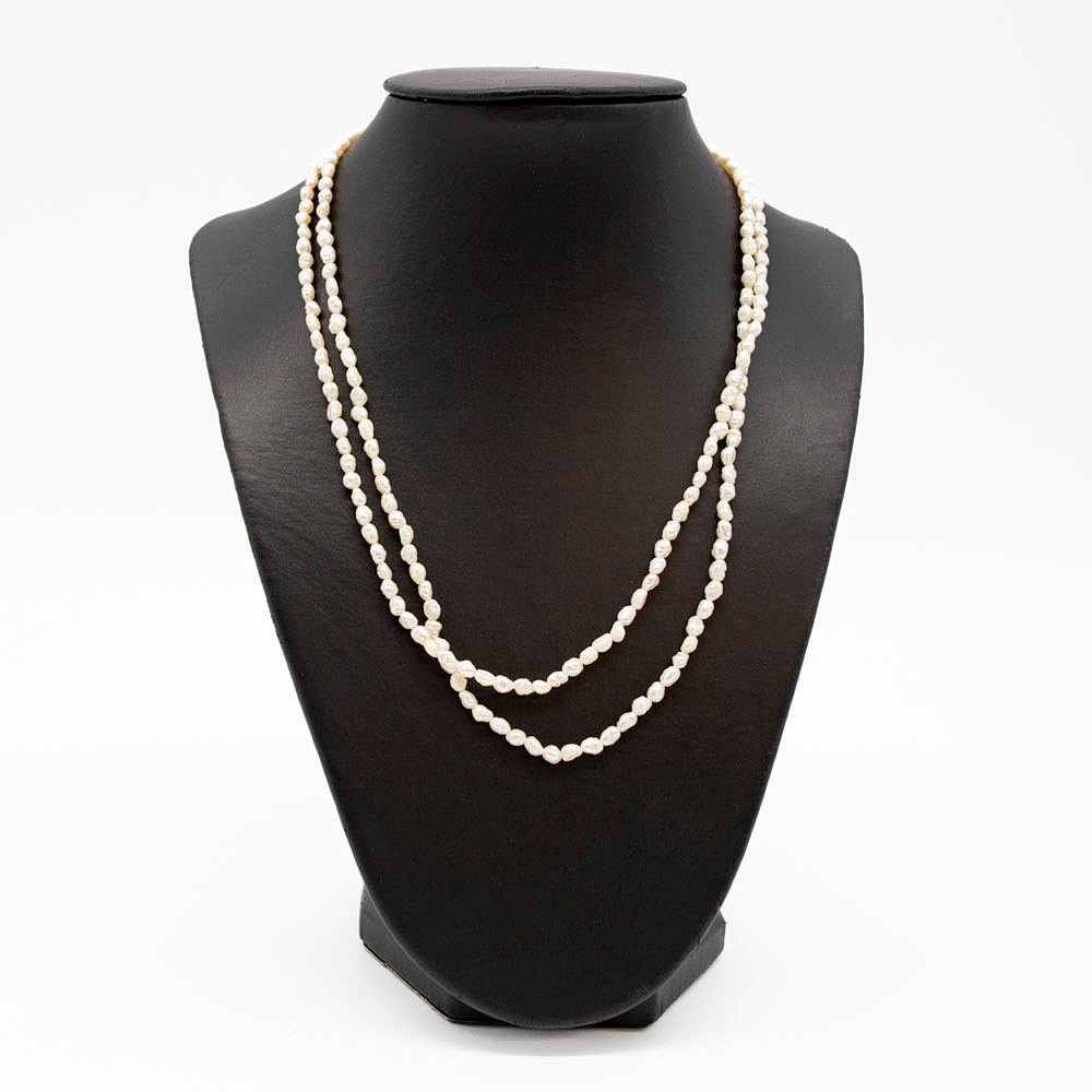 BIWA PERLENCOLLIER, ZWEIREIHIG, VERSCHLUSS AUS 835ER SILBER MIT GRÜNEM FARBSTEIN, UM 1950.