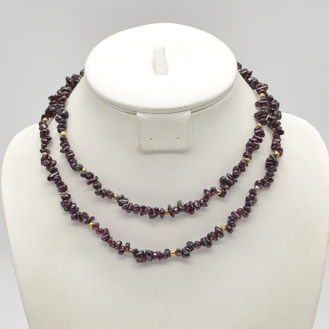 ENDLOSES ALMANDIN COLLIER, VERGOLDETE PERLEN, HANDPOLIERT, 20. JAHRHUNDERT, CA. 82 CM.