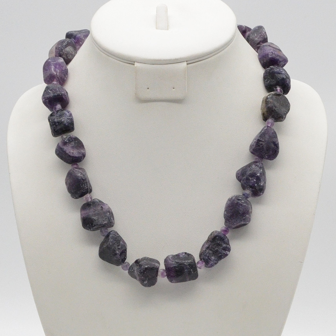 EDELSTEINCOLLIER AUS AMETHYST, NATURBELASSENE NUGGETS UND KLEINE POLIERTE PERLEN, VERGOLDETER VERSCHLUSS, VINTAGE, CA. 54 CM.