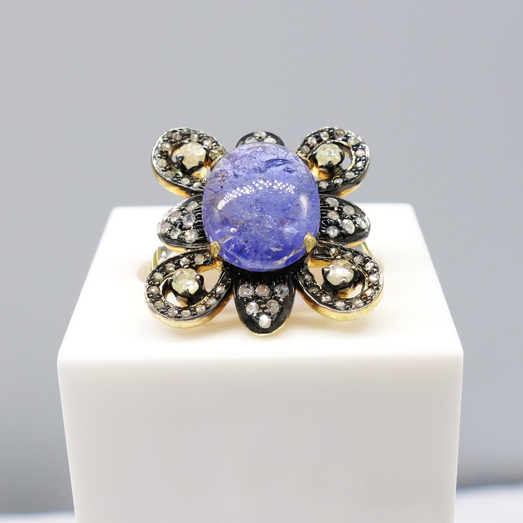 TANZANITE & DIAMOND dress ring.