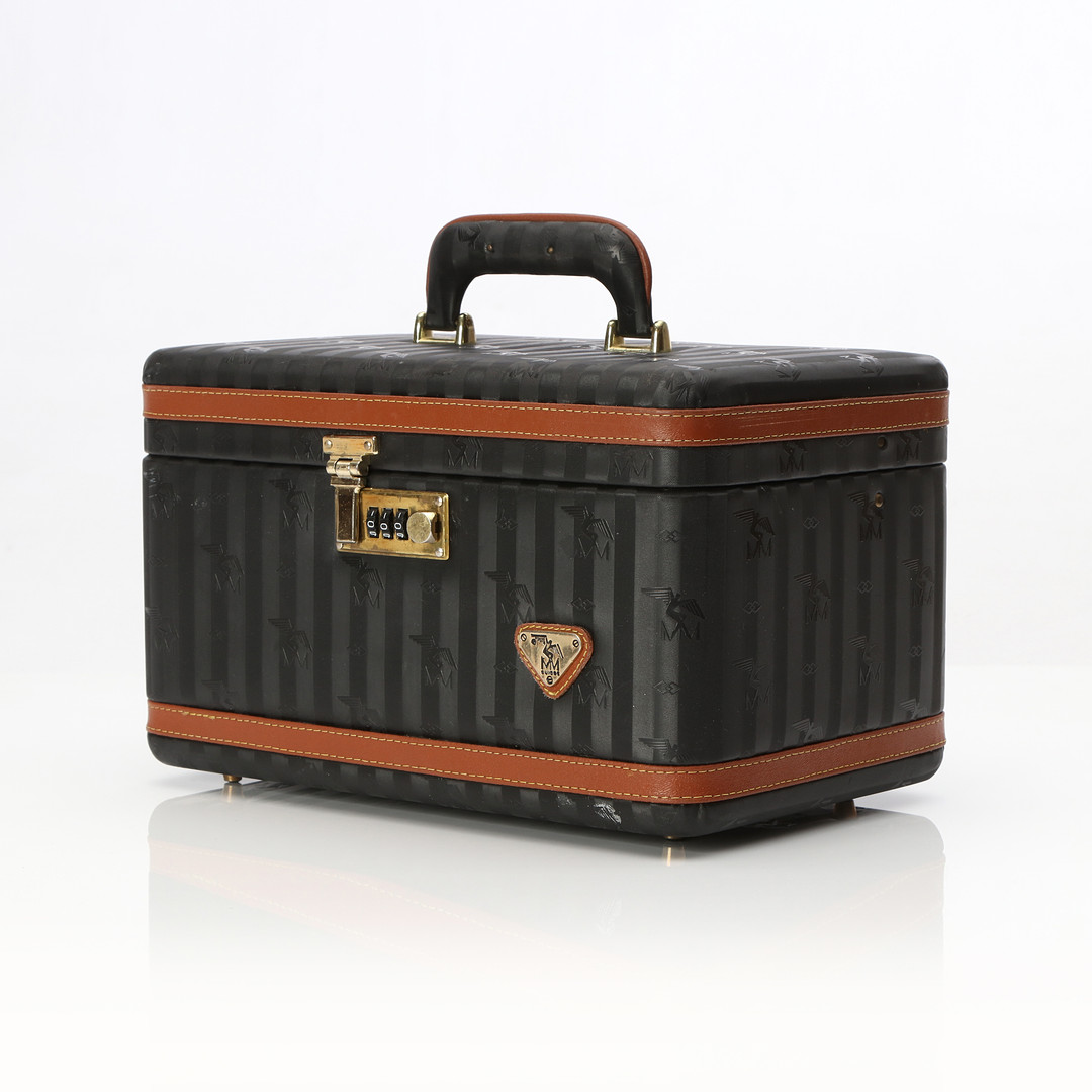 BEAUTYBOX, MM SUISSE. Monogrambeklädnad med detaljer i konstläder.