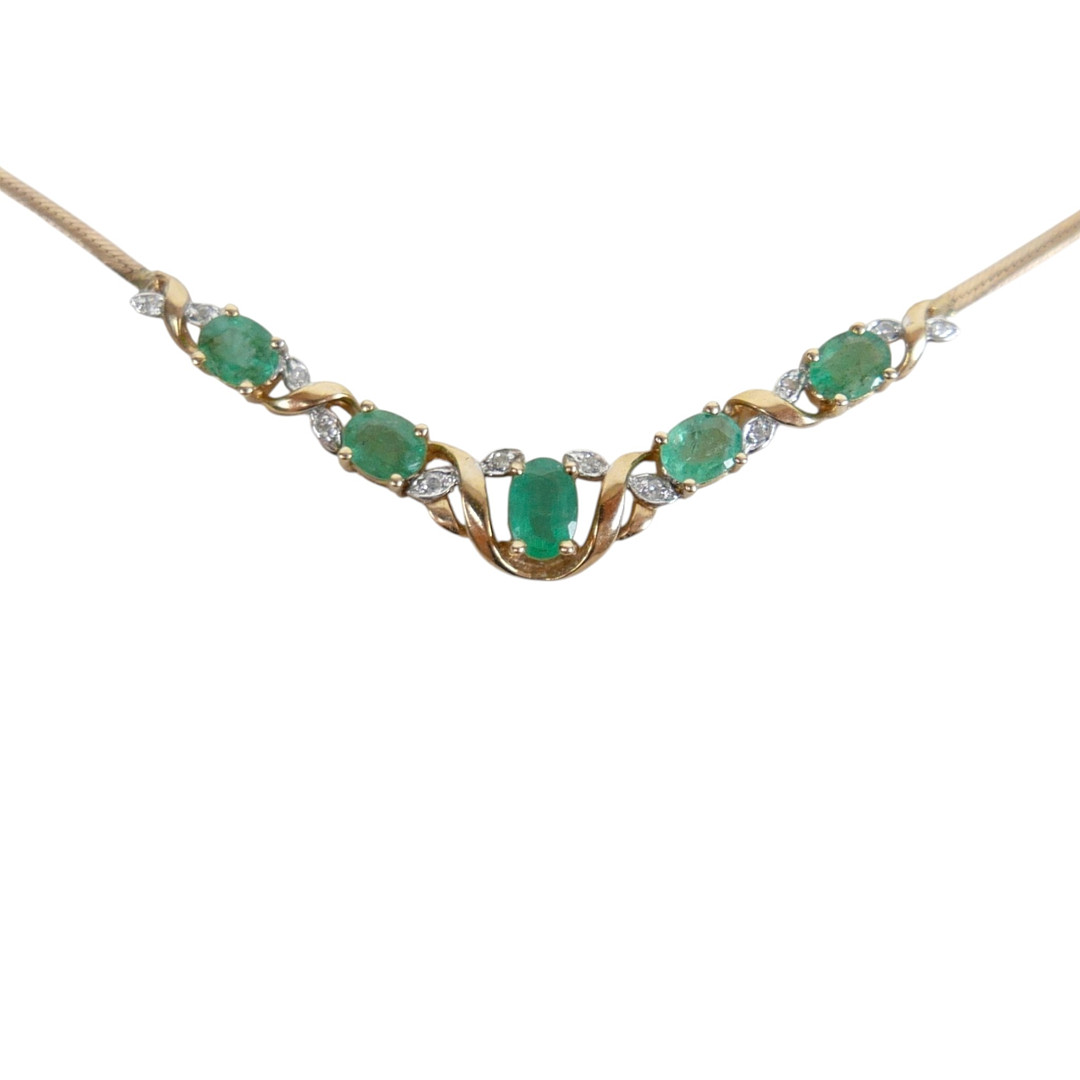 A DIAMOND AND EMERALD NECKLACE.