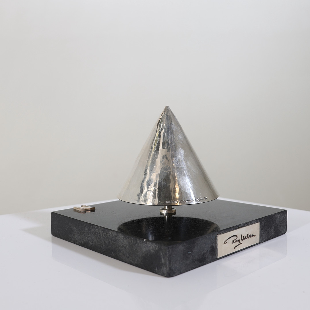 REY URBAN. skulptur, sterlingsilver & sten, Stockholm, 2004. Konens vikt ca 315,9 gram.