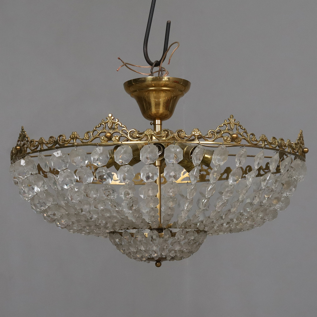 TAKKRONA. Mässing med prismor, 8 st ljuspunkter, omkring 1900-talets mitt.