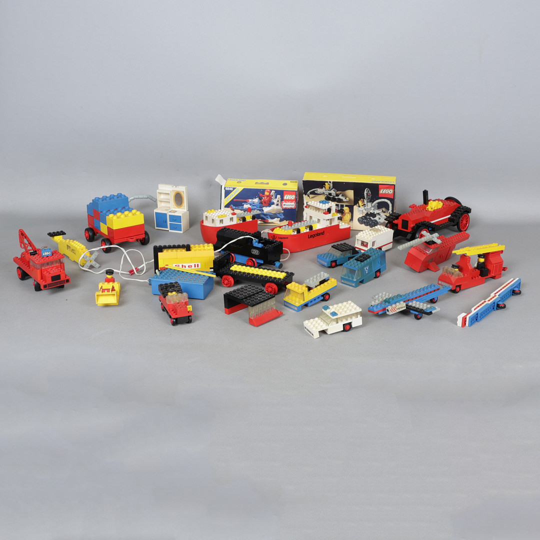 A COLLECTION OF LEGO (QTY).