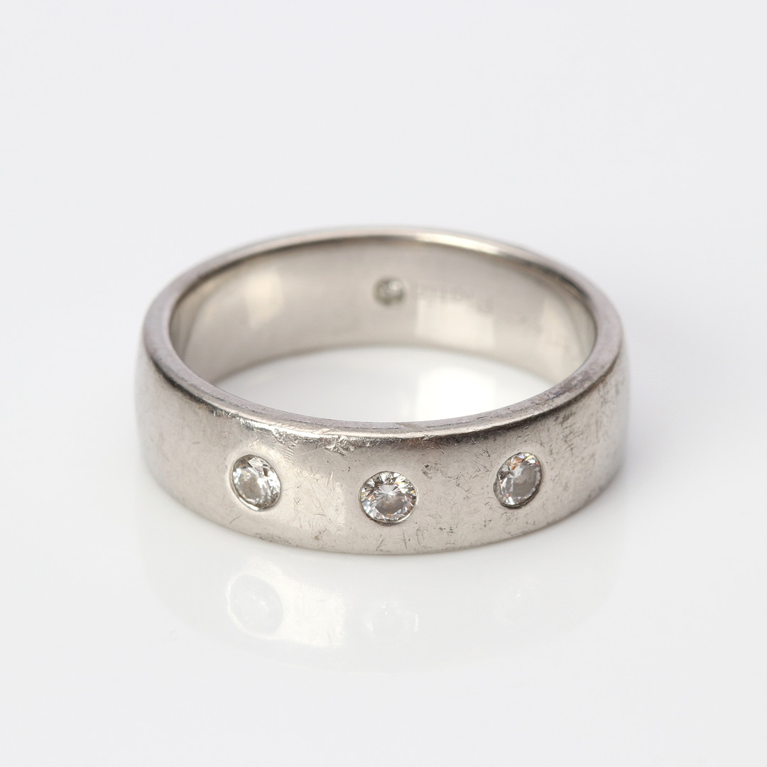 DIAMANTRING. Platina med tre briljantslipade diamanter totalt 0,17 ct, vikt ca 11,1 gram.