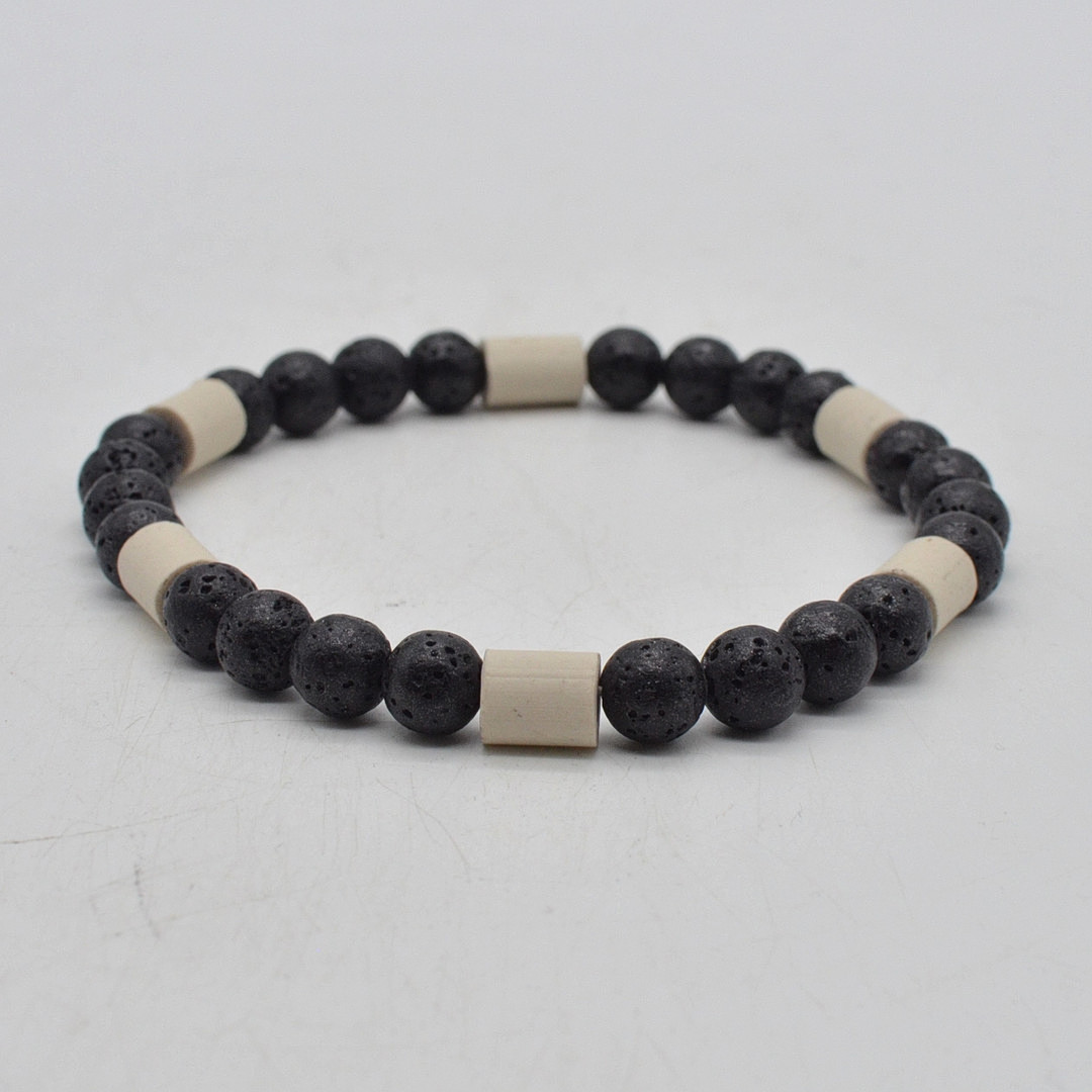 VINTAGE COLLIER MIT LAVASTEINPERLEN, KERAMIKTRENNPERLEN, AM FLEXBAND, CA. 30 CM.