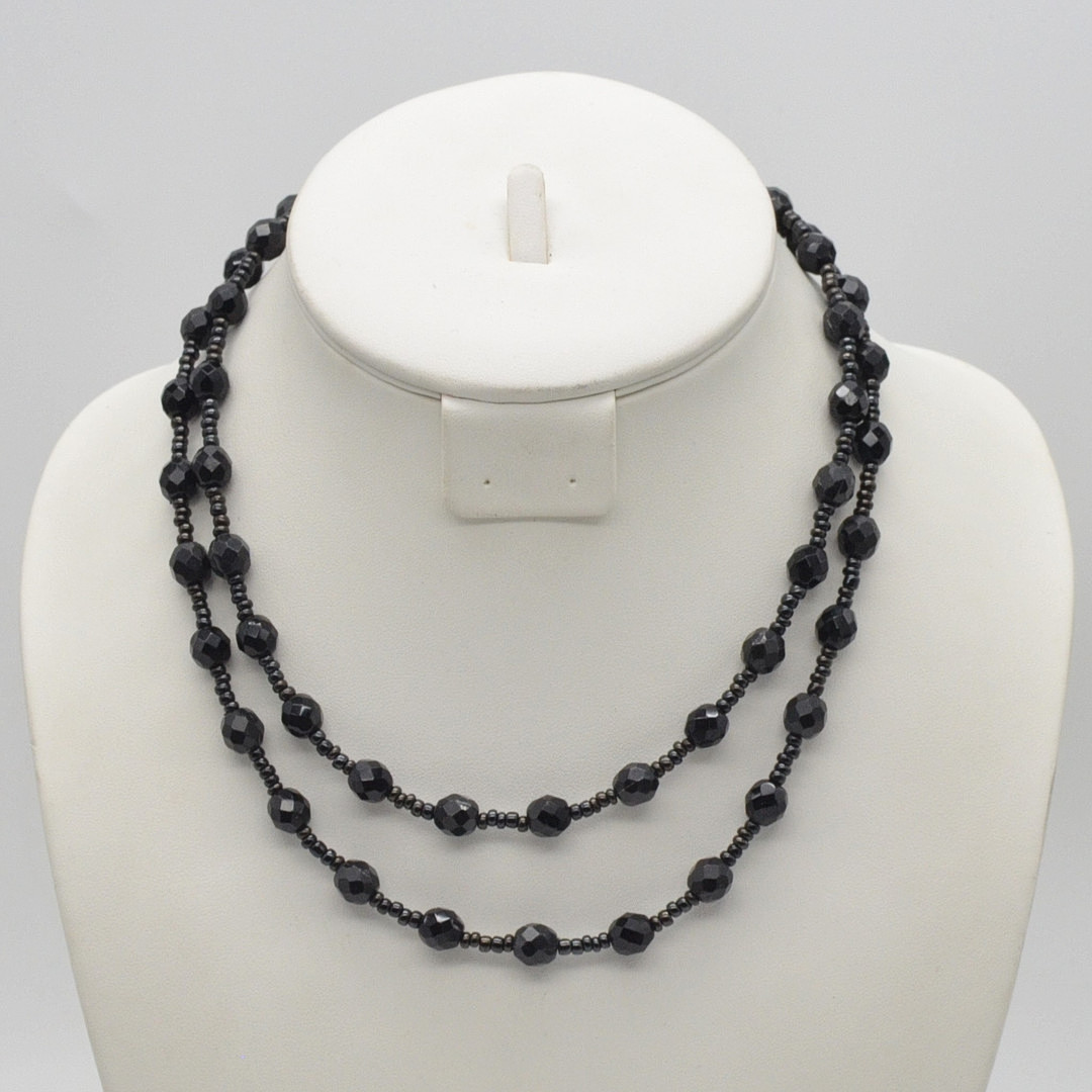 VINTAGE PERLENCOLLIER AUS GLAS, FACETTIERTE SCHWARZE PERLEN, SCHRAUBVERSCHLUSS AUS METALL, CA. 90 CM.