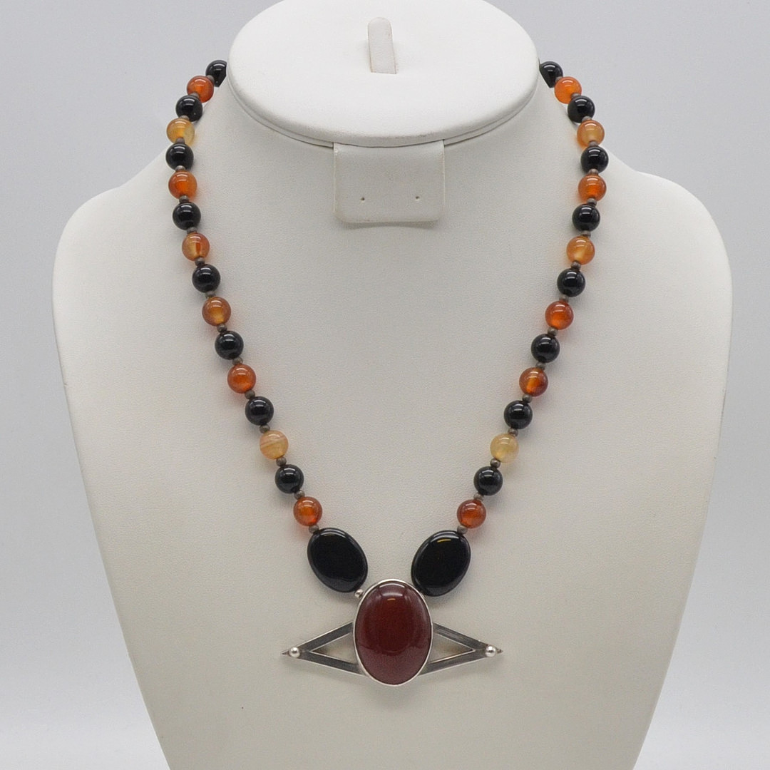 J. KÖHLE, DESIGNERCOLLIER MIT EINEM ANHÄNGER MIT ACHAT CABOCHON, FASSUNG AUS STERLINGSILBER, PERLEN AUS ACHAT, DEUTSCHLAND (PFORZHEIM), UM 1970ER JAHRE.