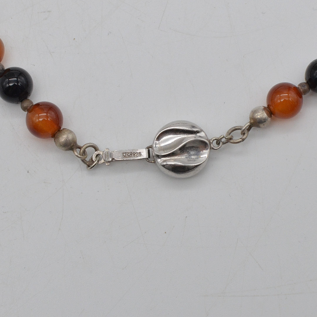J. KÖHLE, DESIGNERCOLLIER MIT EINEM ANHÄNGER MIT ACHAT CABOCHON, FASSUNG AUS STERLINGSILBER, PERLEN AUS ACHAT, DEUTSCHLAND (PFORZHEIM), UM 1970ER JAHRE.