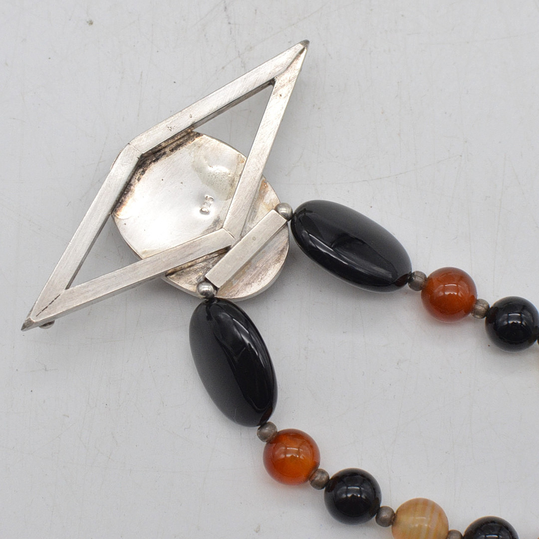 J. KÖHLE, DESIGNERCOLLIER MIT EINEM ANHÄNGER MIT ACHAT CABOCHON, FASSUNG AUS STERLINGSILBER, PERLEN AUS ACHAT, DEUTSCHLAND (PFORZHEIM), UM 1970ER JAHRE.