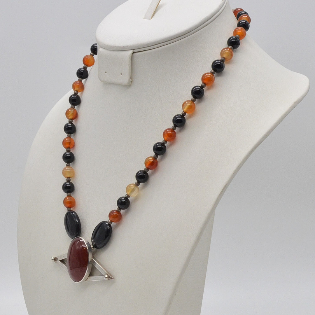 J. KÖHLE, DESIGNERCOLLIER MIT EINEM ANHÄNGER MIT ACHAT CABOCHON, FASSUNG AUS STERLINGSILBER, PERLEN AUS ACHAT, DEUTSCHLAND (PFORZHEIM), UM 1970ER JAHRE.