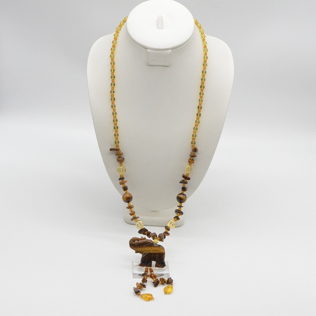 HANDGEMACHTES COLLIER AUS TIGERAUGE MIT EINEM ELEFANT, HANDPOLIERTE OBERFLÄCHE, TRENNPERLEN AUS GLAS IN CITRINFARBEN, VINTAGE.