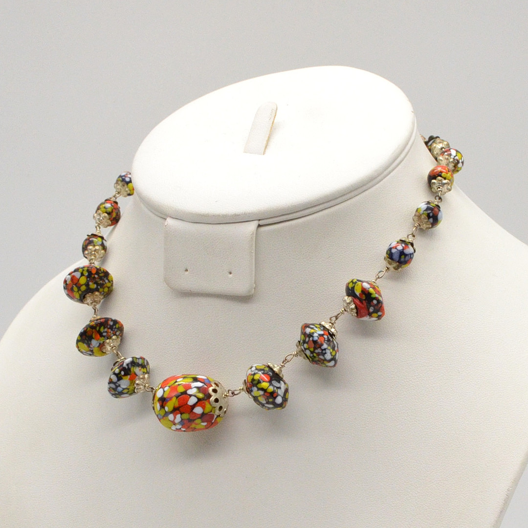 GLIEDERCOLLIER MIT MURANO GLAS PERLEN, CONFETTI, VERSILBERTE TRENNPERLEN, ITALIEN, FRÜHE 20. JAHRHUNDERT.