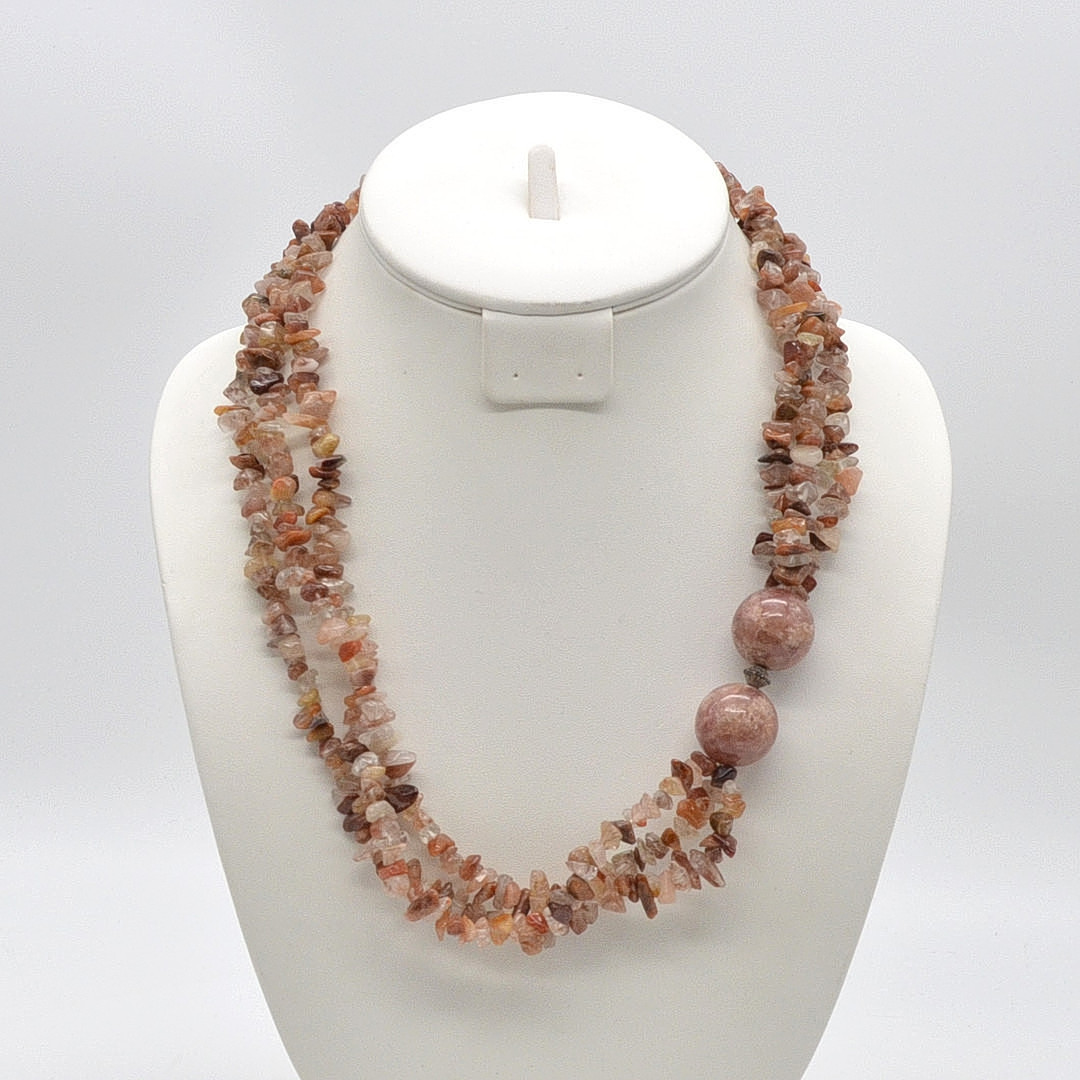 EDELSTEINCOLLIER AUS HESSONITE, HANDGESCHLIFFEN, DREI-STRÄNGIG, VINTAGE, CA. 55CM.