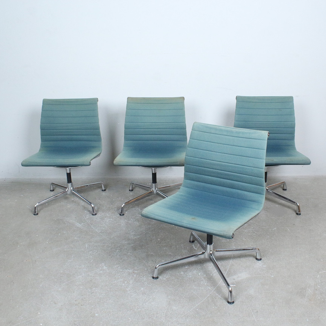 CHARLES & RAY EAMES. für Vitra, Set von 4 Stühlen / Bürostühlen, Modell 'EA 105', Design 1958.