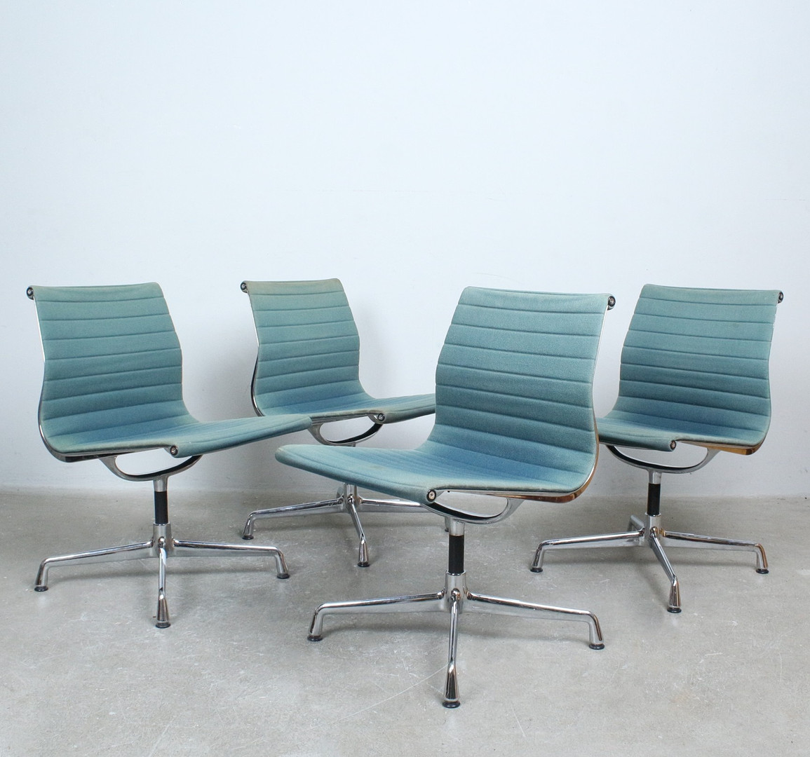 CHARLES & RAY EAMES. für Vitra, Set von 4 Stühlen / Bürostühlen, Modell 'EA 105', Design 1958.