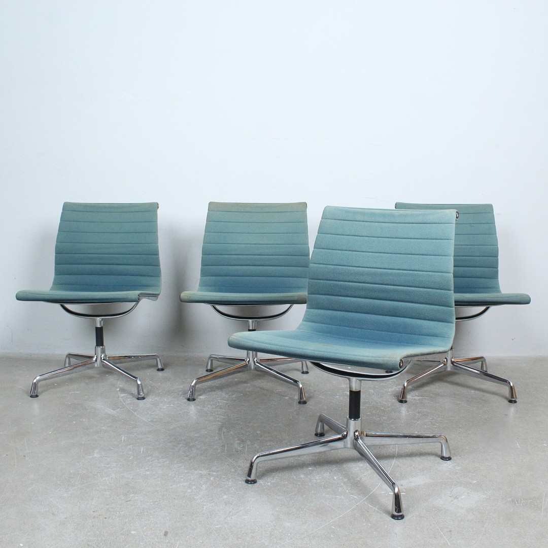 CHARLES & RAY EAMES. für Vitra, Set von 4 Stühlen / Bürostühlen, Modell 'EA 105', Design 1958.