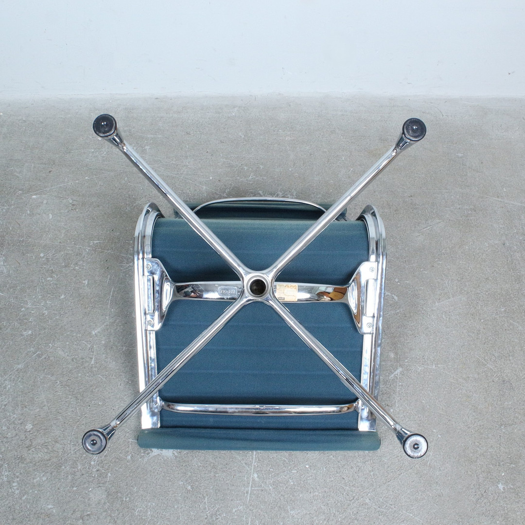 CHARLES & RAY EAMES. für Vitra, Set von 4 Stühlen / Bürostühlen, Modell 'EA 105', Design 1958.