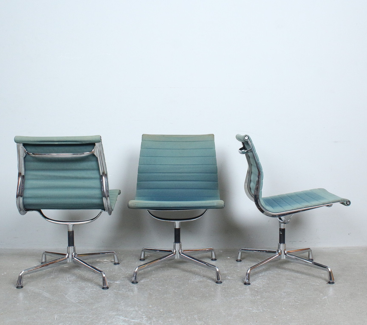 CHARLES & RAY EAMES. für Vitra, Set von 4 Stühlen / Bürostühlen, Modell 'EA 105', Design 1958.