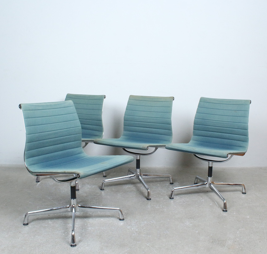 CHARLES & RAY EAMES. für Vitra, Set von 4 Stühlen / Bürostühlen, Modell 'EA 105', Design 1958.