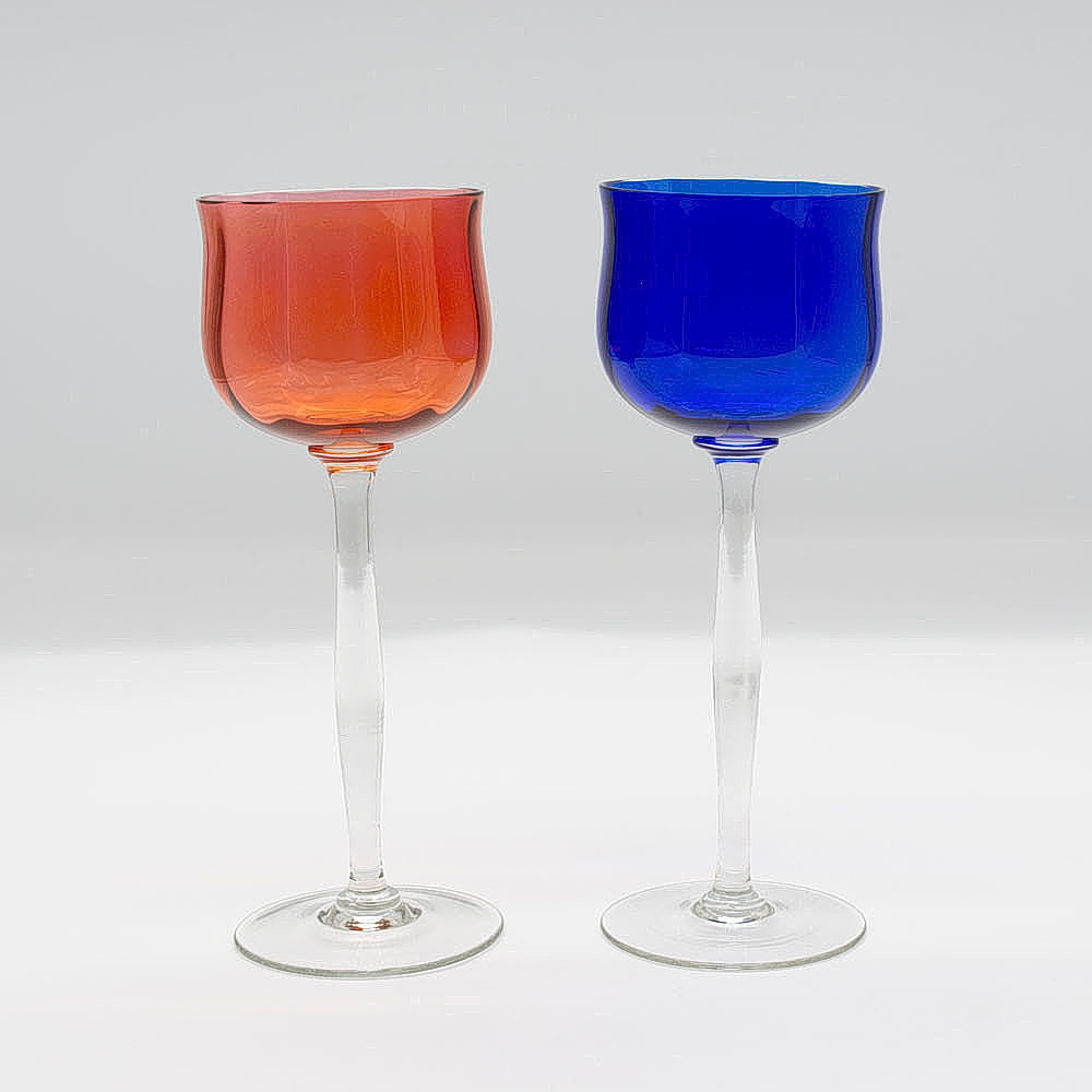 ZWEI JUGENDSTIL GLÄSER, KLARGLAS, KUPPA IN BLAU UND BORDEAUXROT ÜBERFANGEN, MUNDGEBLASEN.