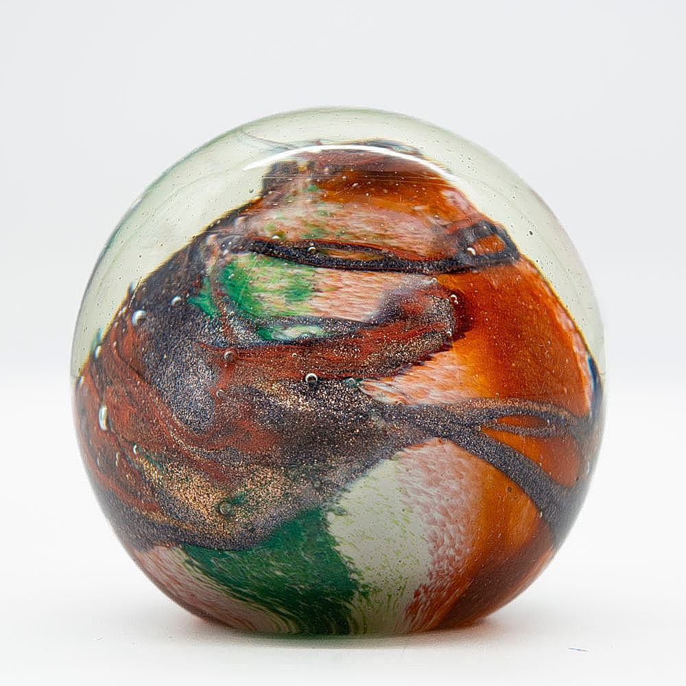 PAPERWEIGHT AUS GLAS, GRÜN, WEISS, ROT UND GOLDGLITTER, UNLESERLICH SIGNIERT, VINTAGE.