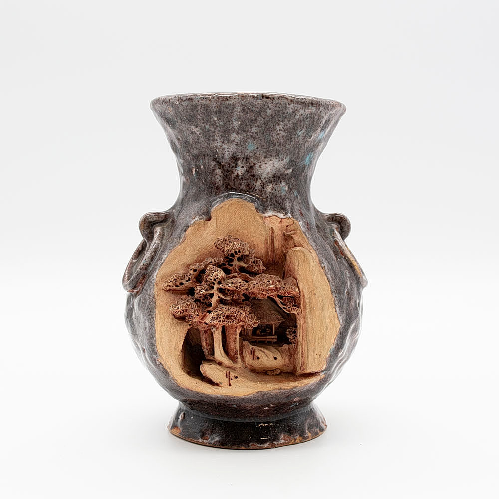 CHINESISCHE VASE MIT DURCHBROCHENER SCHNITZEREI VON KIEFERN UND HOFDEKOR, UM 1980, KERAMIK.