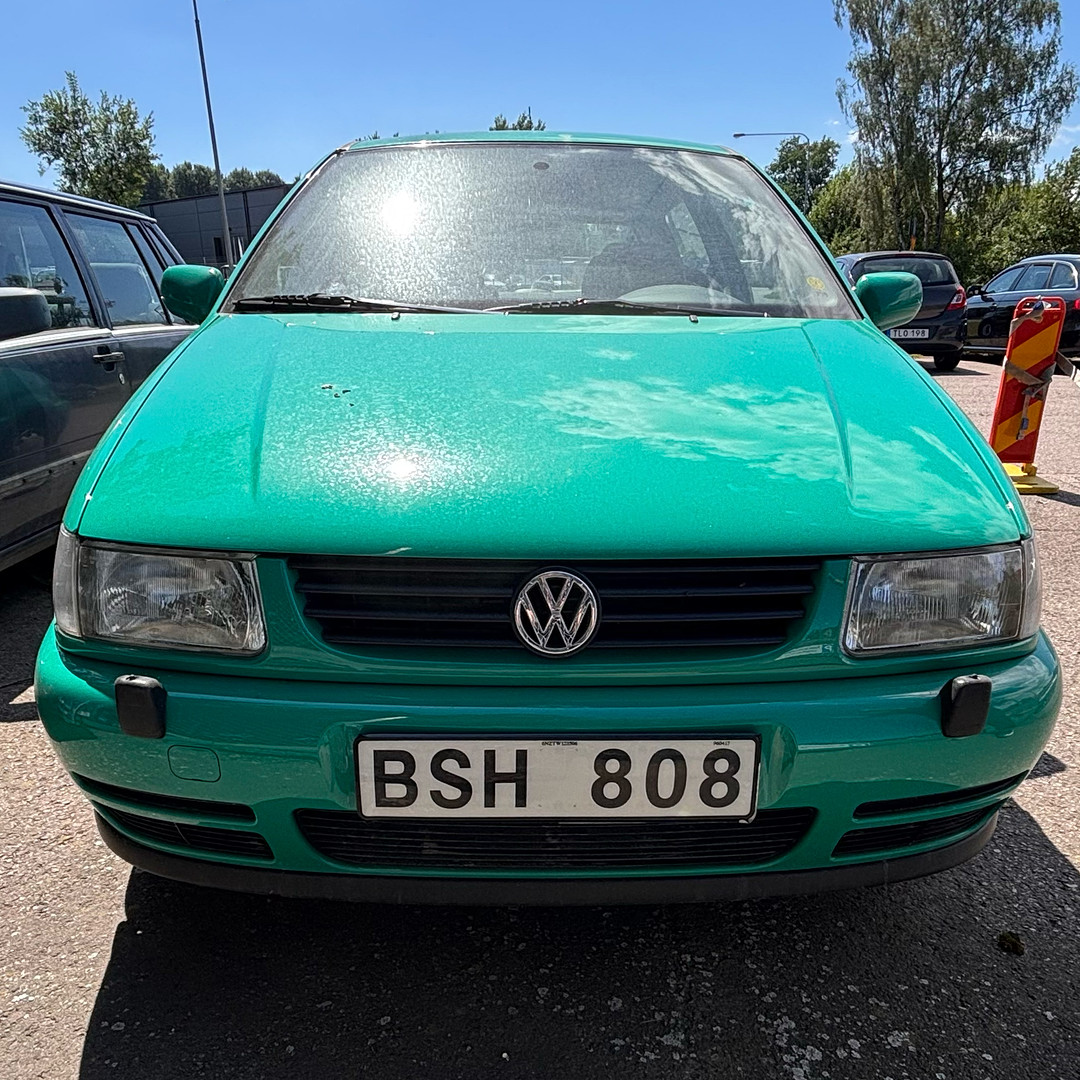 VW POLO 1,4 (1 ÄGARE) MANUELL, BENSIN, ÅRSMODELL 1996, MÄTARSTÄLLNING 4000 MIL SEP 2023, AVSTÄLLD (2024-09-16).