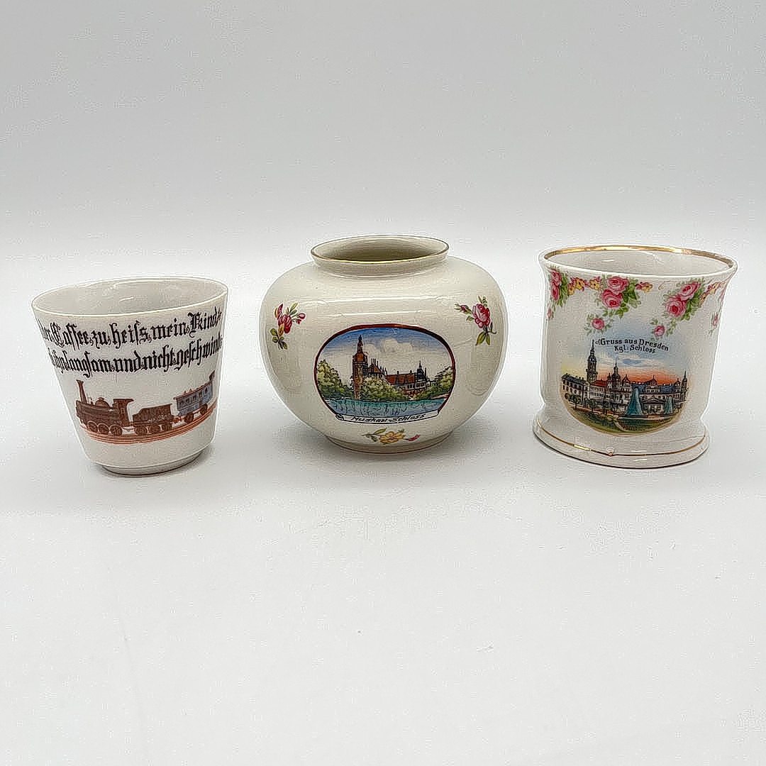 PORZELLANGEFÄSSE, KINDERBECHER, VASE DER FIRMA BAUER & LEHMANN IN KAHLA DEUTSCHLAND UND MOTIV MUSKAT SCHLOSS, ANDENKENBECHER MIT MOTIV DRESDEN KGL. SCHLOSS.