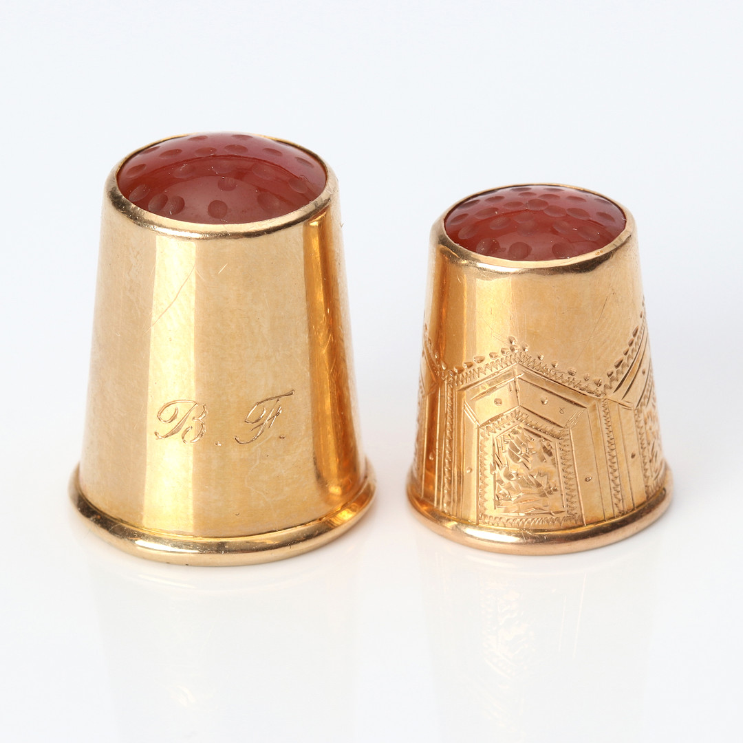 FINGERBORGAR, TVÅ ST. 18k guld med karneol, totalvikt ca 6,0 gram.