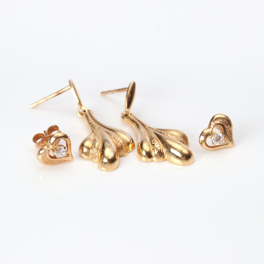 ÖRHÄNGEN, TVÅ PAR. 18k guld med färglösa stenar, vikt ca 4,0 gram.