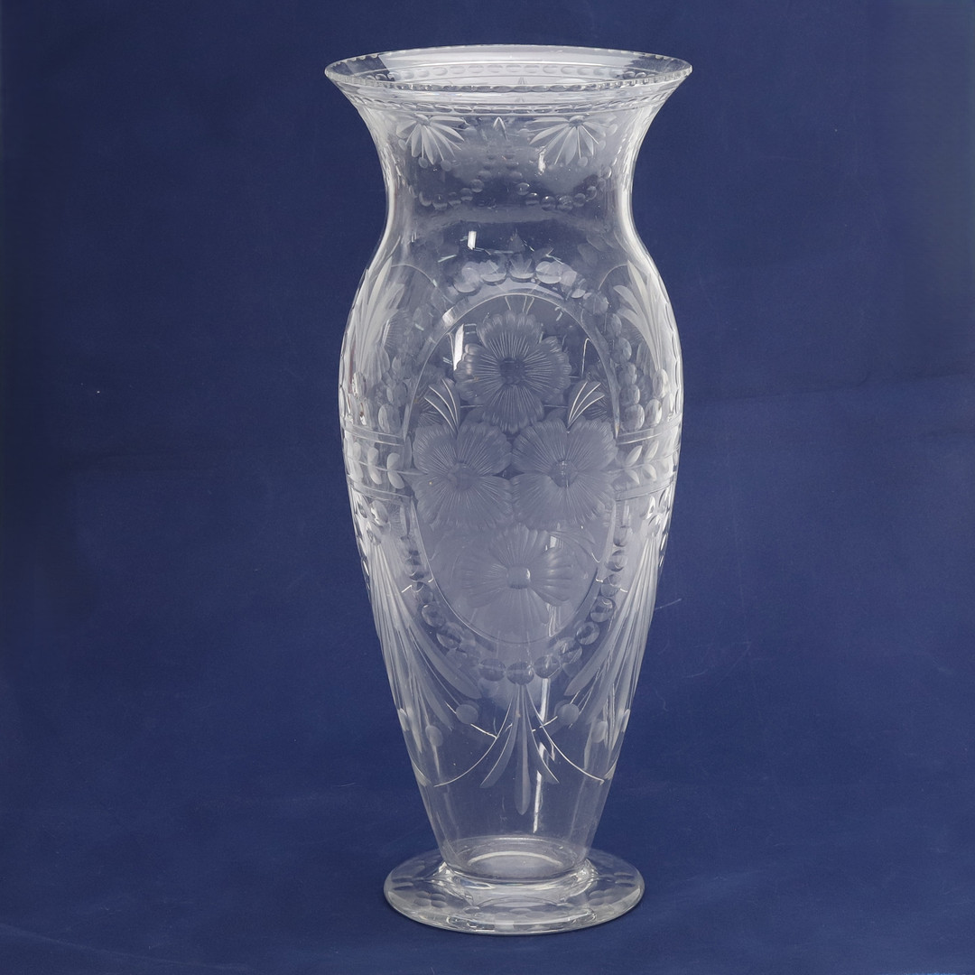 VAS. Klarglas med slipad floral dekor, omkring 1900.