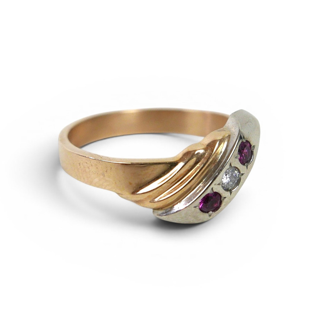 A 10K GOLD RING.