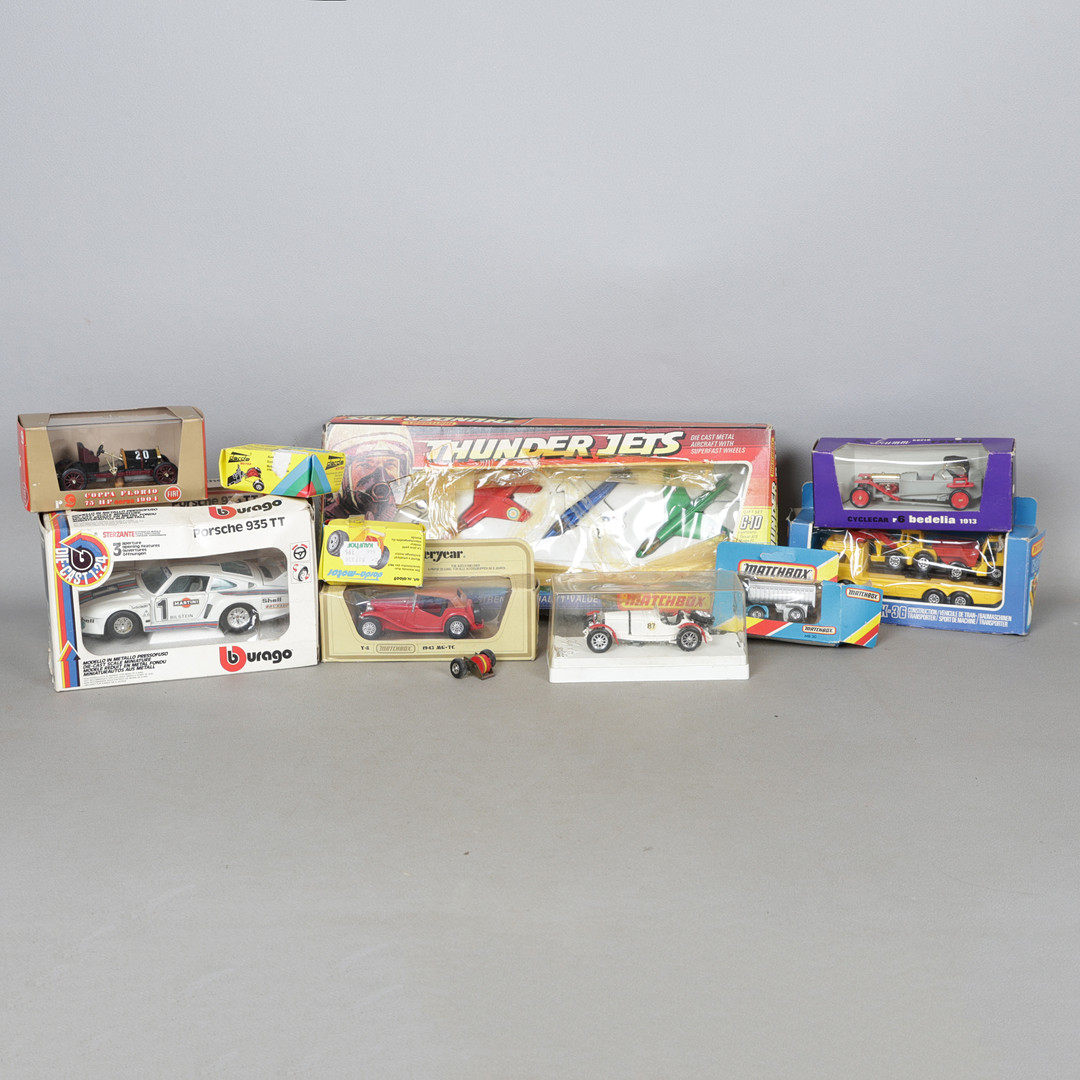 A SELECTION OF BOXED MODEL CARS (10).