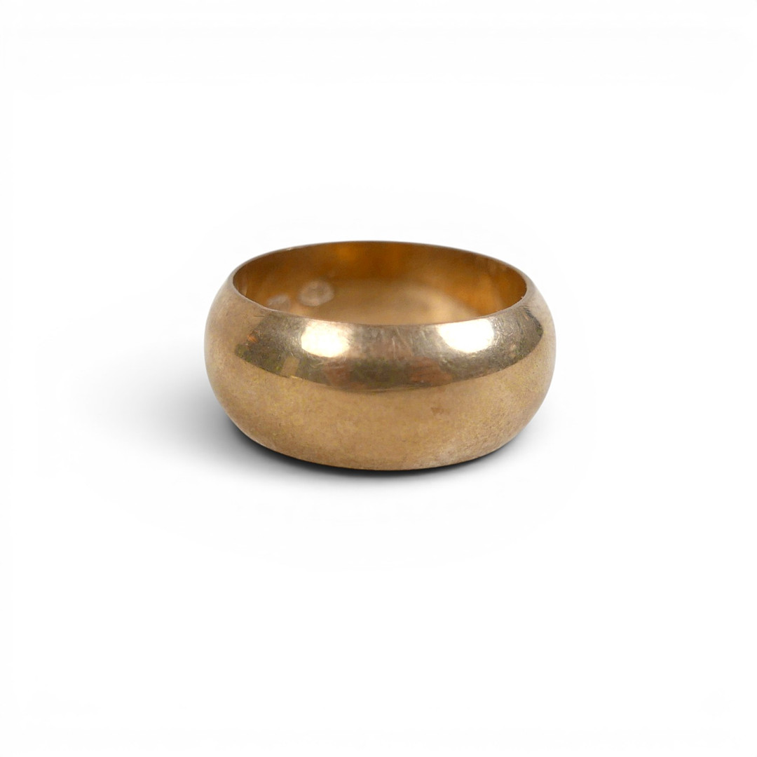 AN 18CT GOLD GENTS RING.
