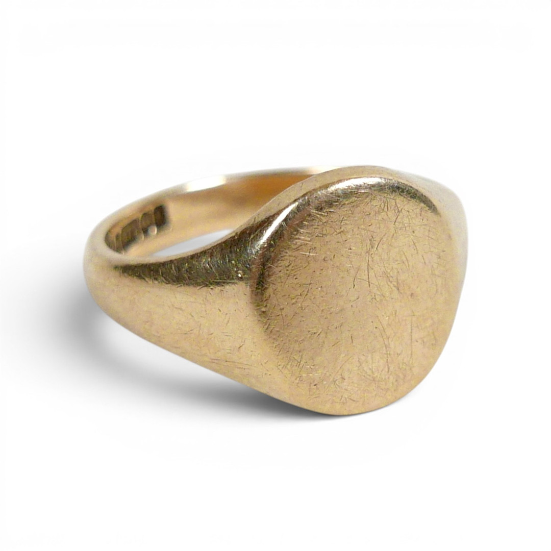 A 9CT GOLD SIGNET RING.