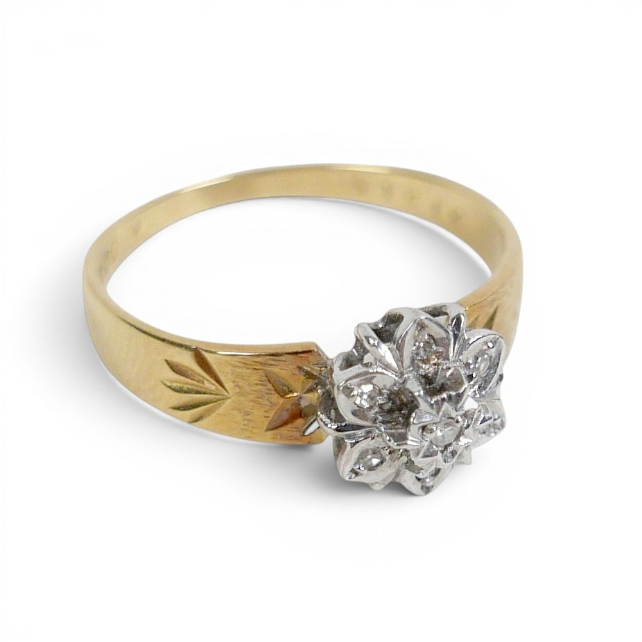 A DIAMOND FLOWERHEAD RING.