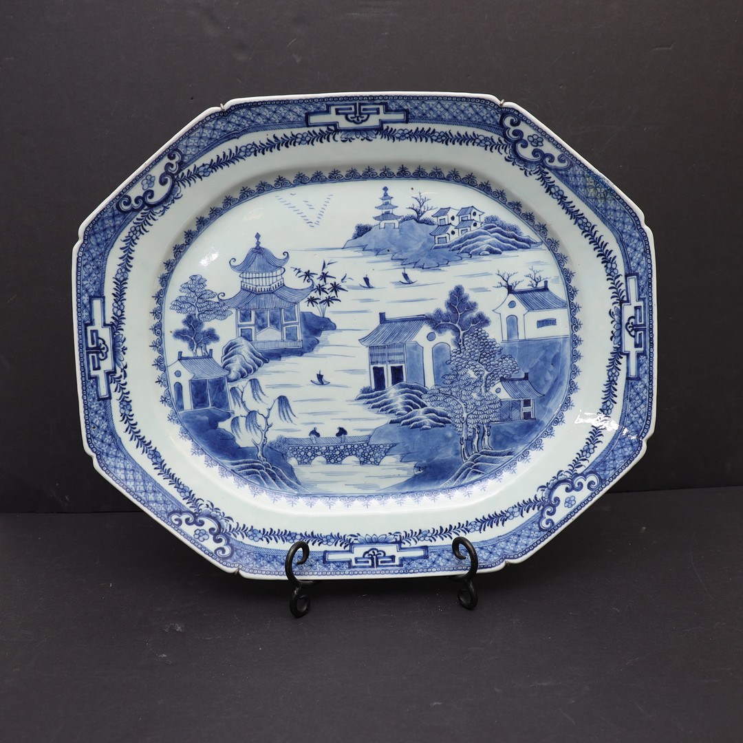 STEKFAT, Kina, Qianlong, 1700-tal, med underglasyrblå dekor av landskap och figurer.
