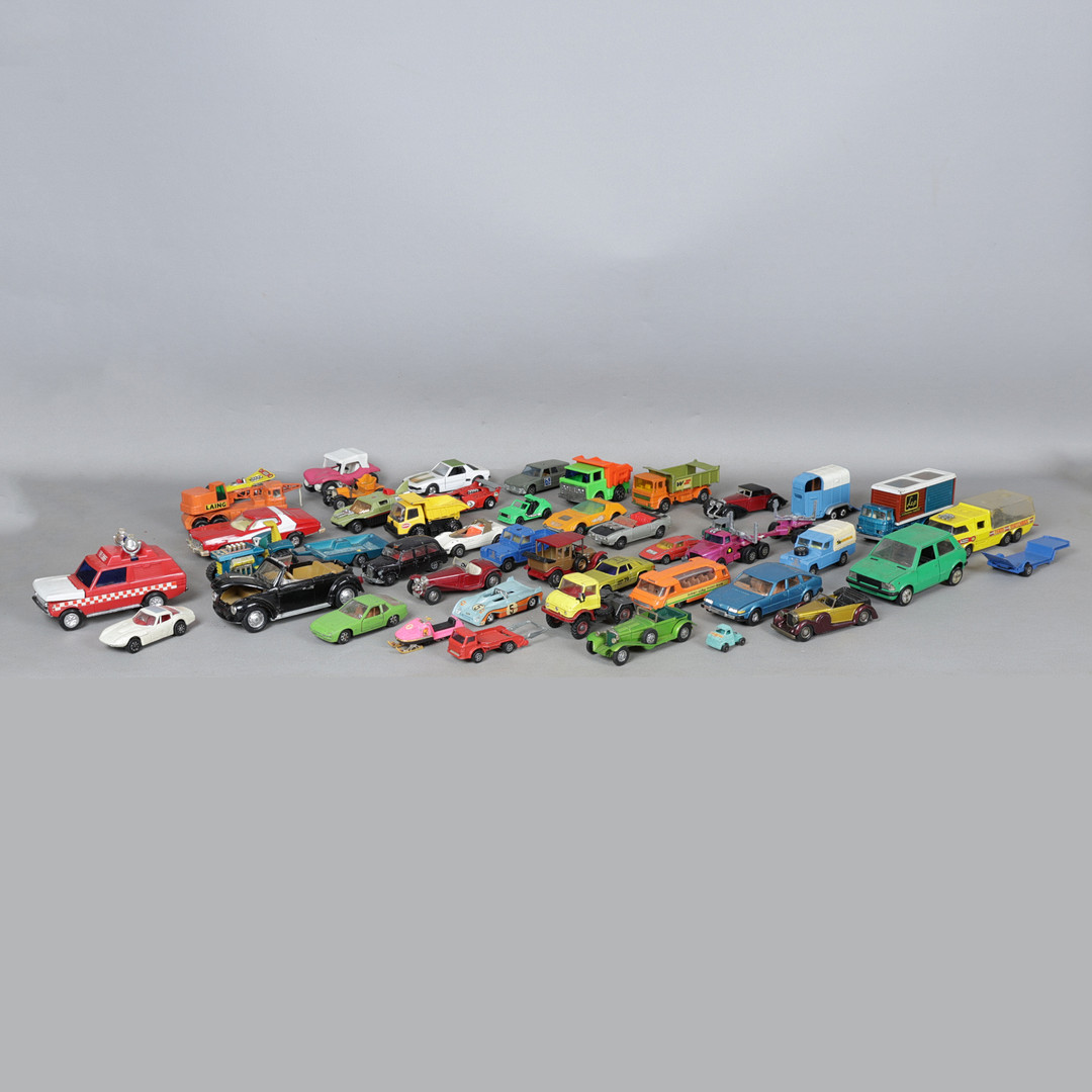 A COLLECTION OF LOOSE DIECAST VEHICLES (QTY).