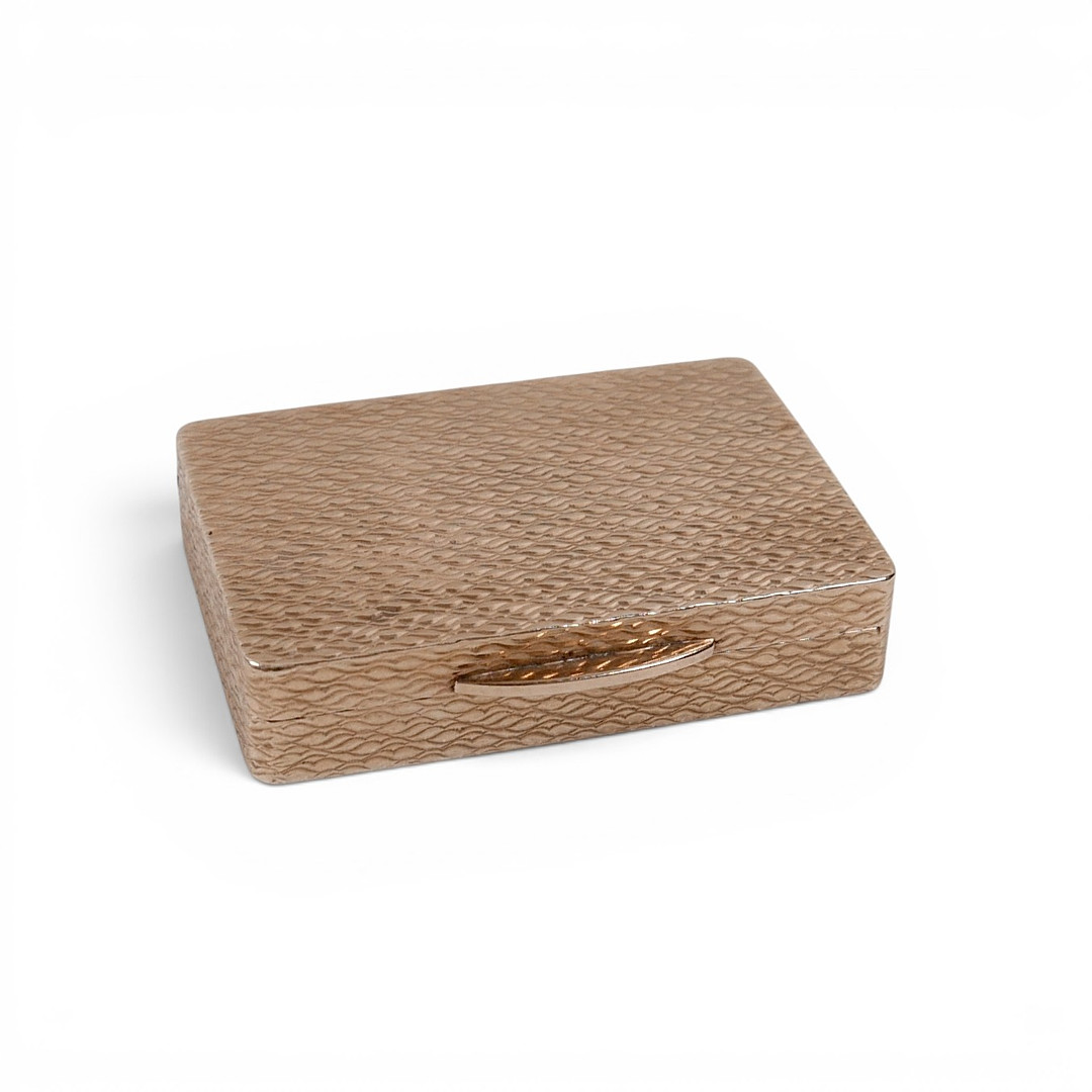 A 9CT GOLD SNUFF BOX.