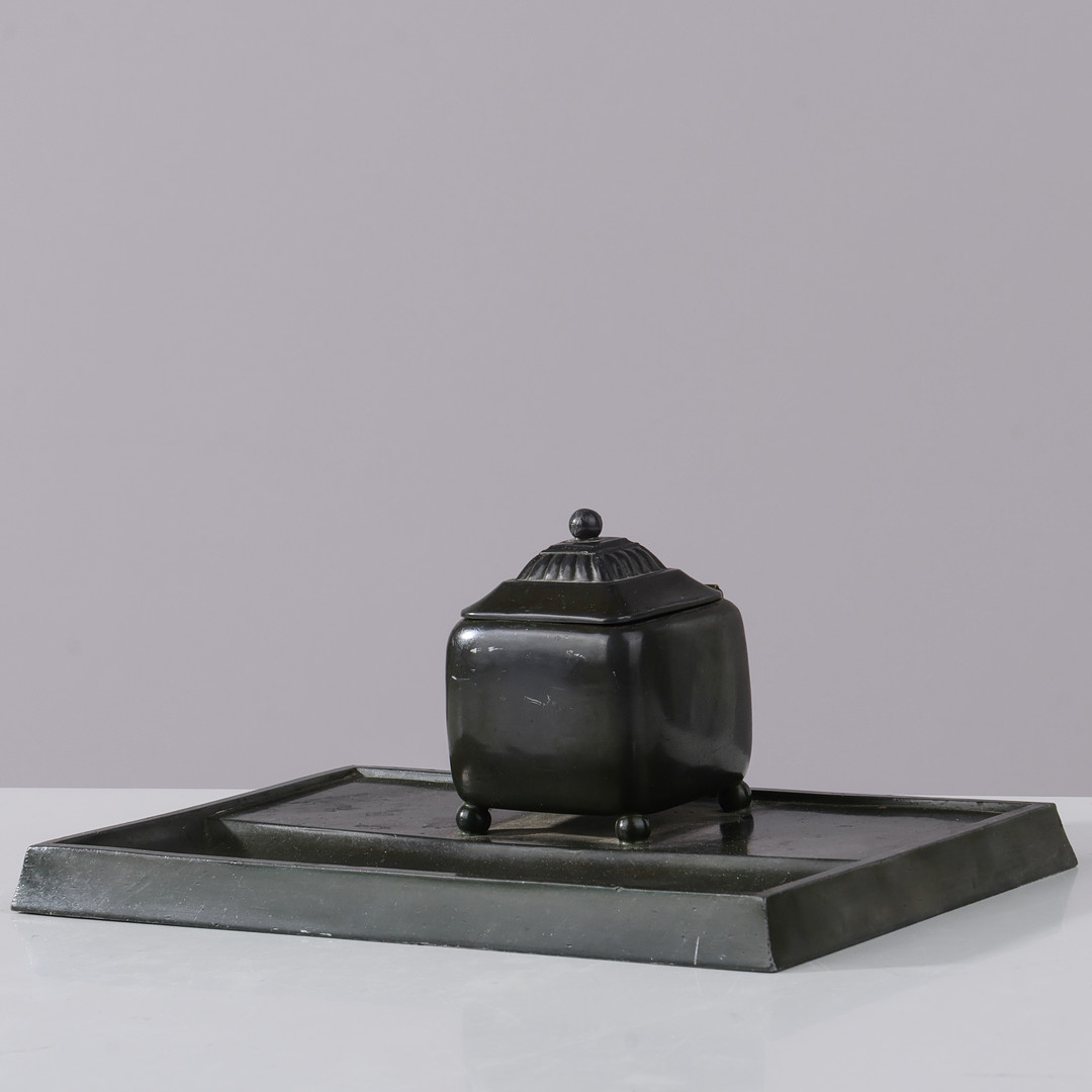 JUST ANDERSEN (1884- 1943). Skrivetøj af diskometal med glasindsats, D93, Danmark, 1926-29.