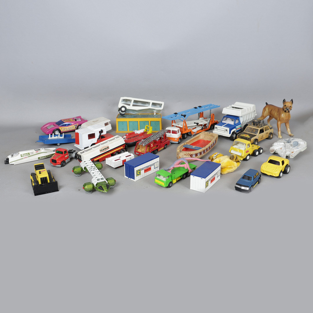 A COLLECTION OF LOOSE DIECAST VEHICLES AND VARIOUS TOYS (QTY).
