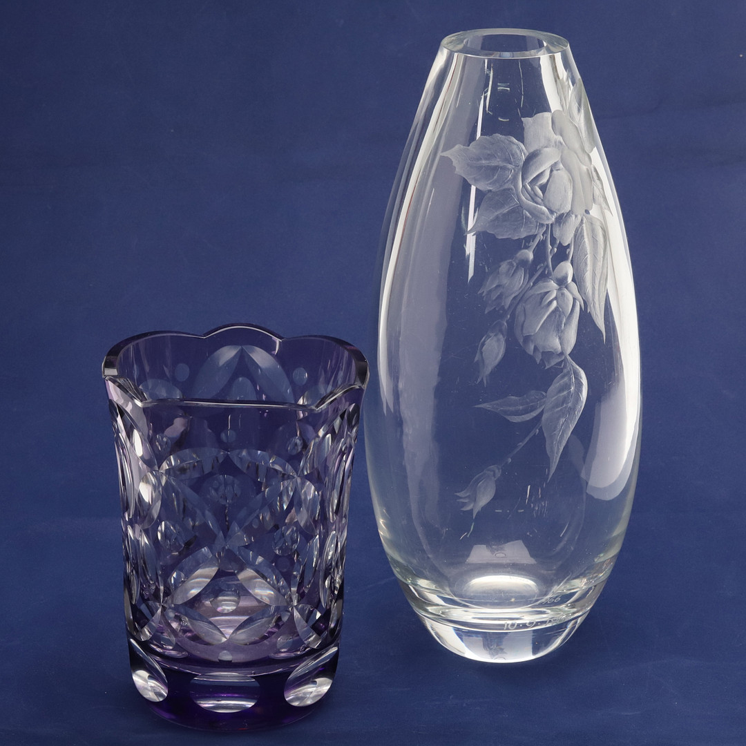 VASER. 2st. Glas med graverad/slipad dekor.