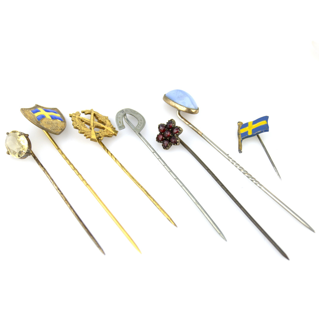 MANSCHETTKNAPPAR, NÅLAR mm. 42 delar, några delar silver, övriga metall.